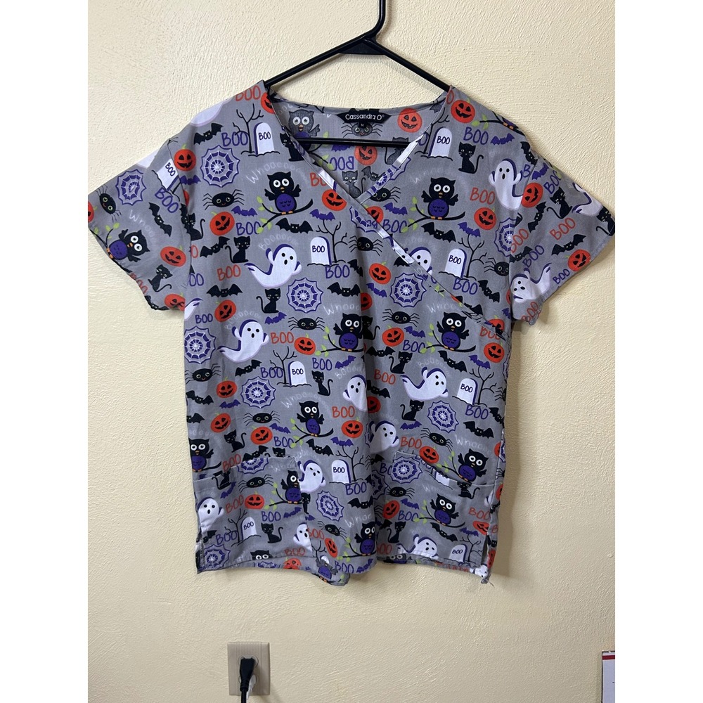 Cassandra O Halloween Scrub Top Womens Medium Gray Ghost Cat Pumpkin V-Neck Mock